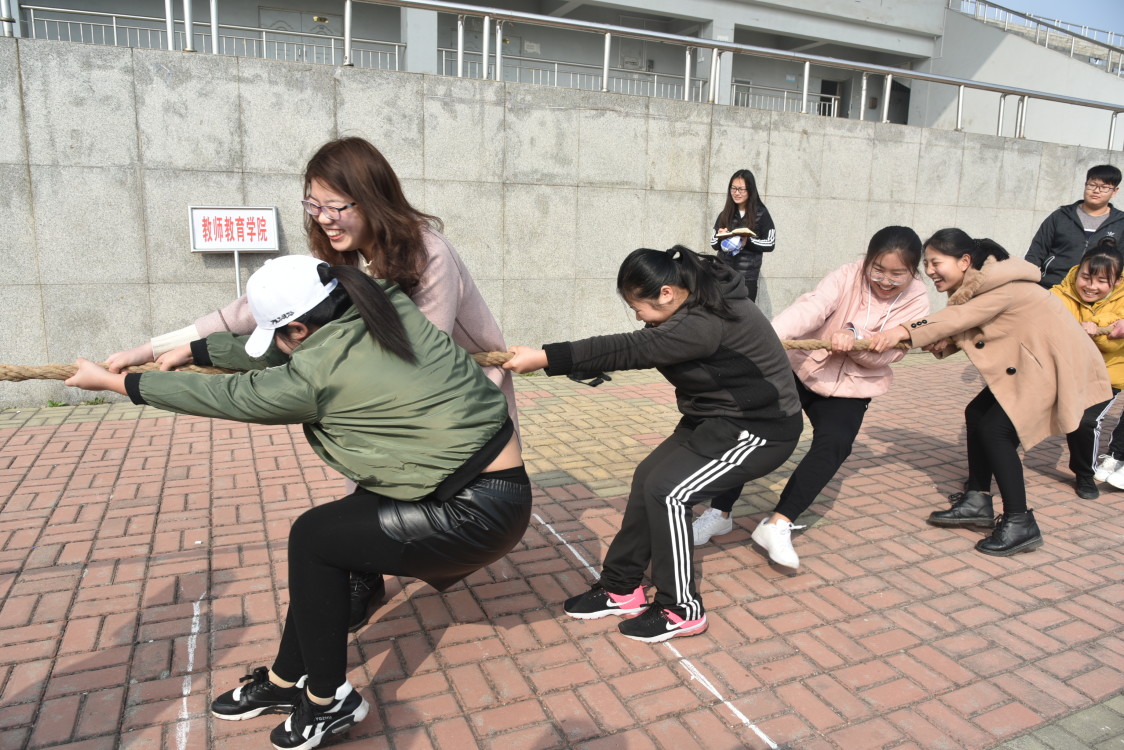 我院举办迎三八"女生节"拔河比赛