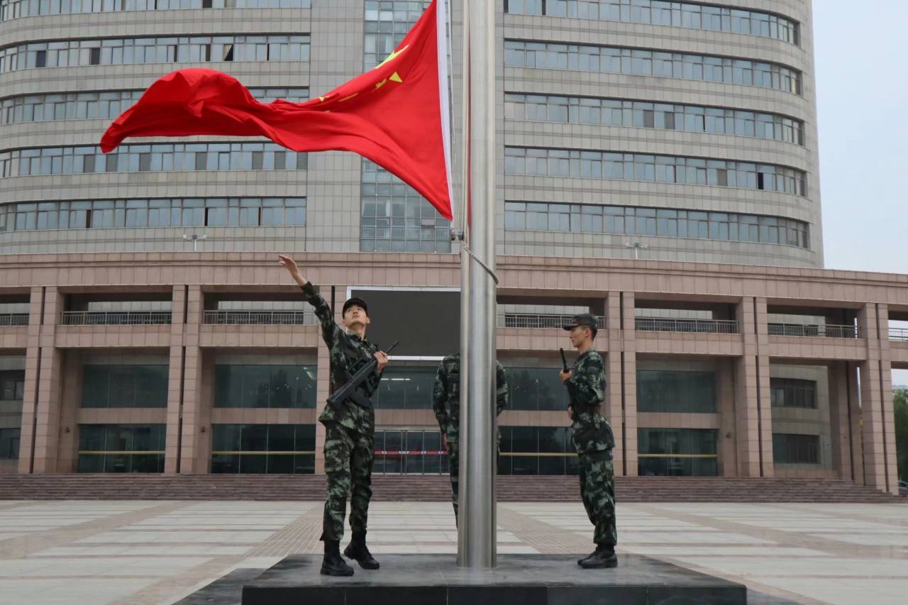 我院举行升国旗仪式-菏泽学院教师教育学院