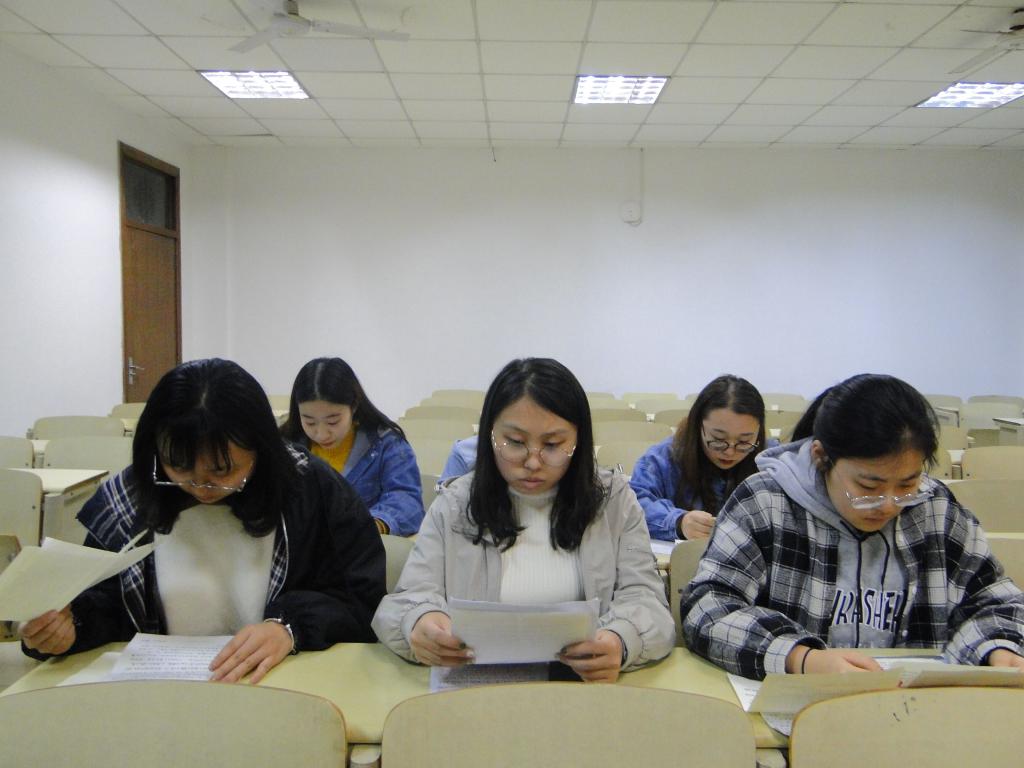 我院举办"感动校园,感动你我"人物事迹展览活动-菏泽学院教师教育学院