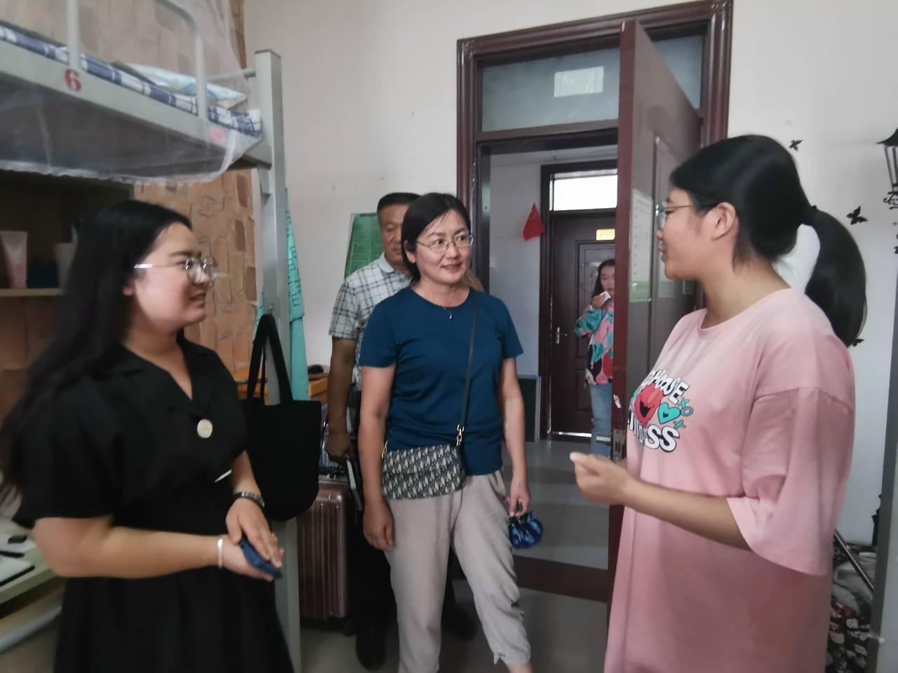我院领导,老师新学期走访学生宿舍-菏泽学院教师教育学院