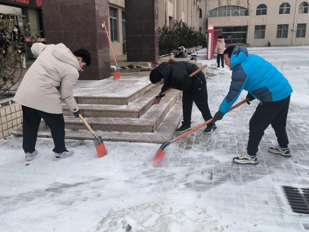 学生清雪照片图片