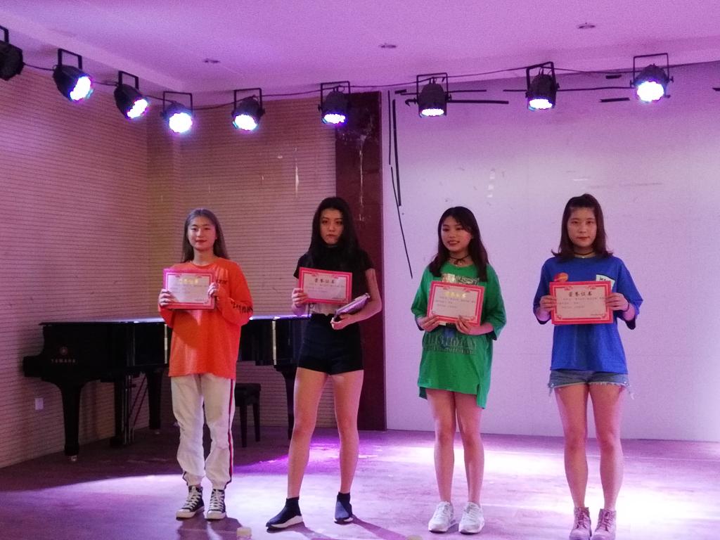 最终,我院牛昕月,赵陆琪和商学院王越及潘朵拉舞团荣获一等奖;美术与